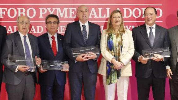 Los representantes de las empresas ganadoras con la consejera Pilar del Olmo. 