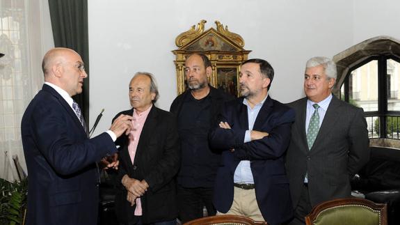 Carnero, San Agustín, Sala, Vila y Valero, momentos antes de la presentación de la novela.