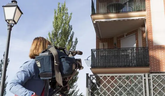 U:n cámara toma imágenes del balcón de la casa donde murió la mujer. 