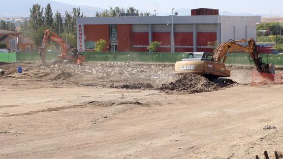 Una máquina trabaja ya en los terrenos donde se construirá la nueva sede judicial. Antonio de Torre