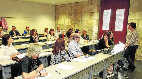 Teresa Martín, en pie, en el encuentro de empresas concienciadas con el párkinson. 