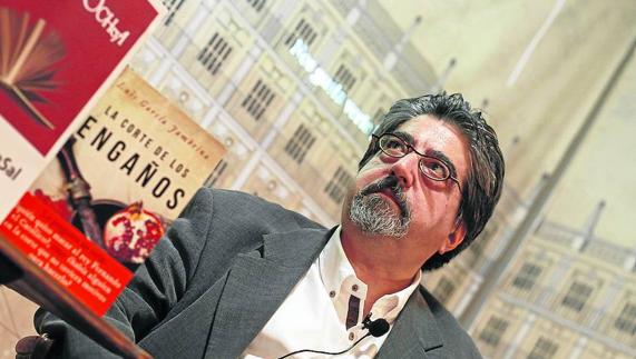 Luis García Jambrina presentó ayer su novela en la librería Santos Ochoa. 