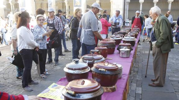 Ollas ferroviarias con los guisos de los cocineros participantes. 