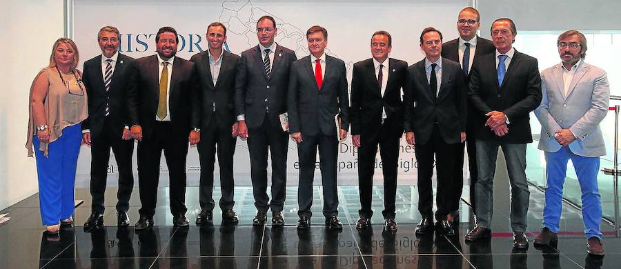 La diputada María José Ortega, con representantes de otras diputaciones. 