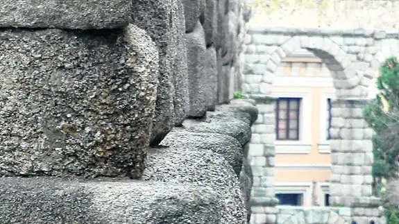 Los sillares del Acueducto de Segovia denotan el desgaste del granito y el deterioro propio del paso del tiempo. 