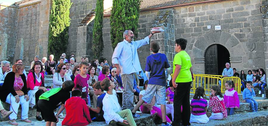 Los niños atentos para coger los productos, pasearlos entre el público y animar la subasta, ayer en Monleras.