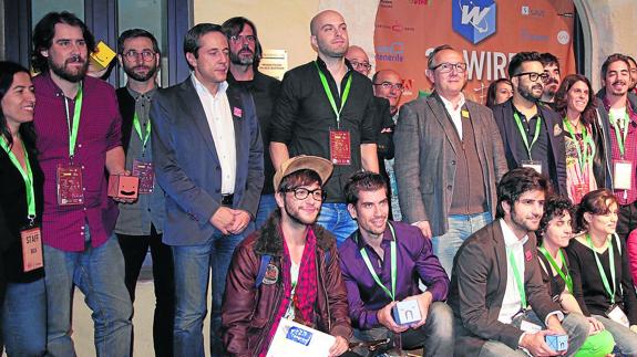 Foto de familia de los premiados en el 3D Wire Fest, junto a representantes del Ayuntamiento de Segovia y de la Junta. El Norte