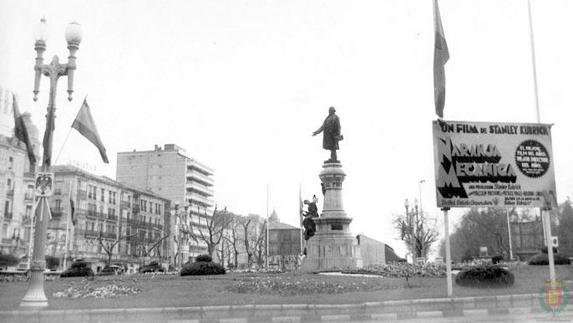 Anuncio sobre el estreno de 'La naranja mecánica', en la plaza de Zorrilla en 1975.