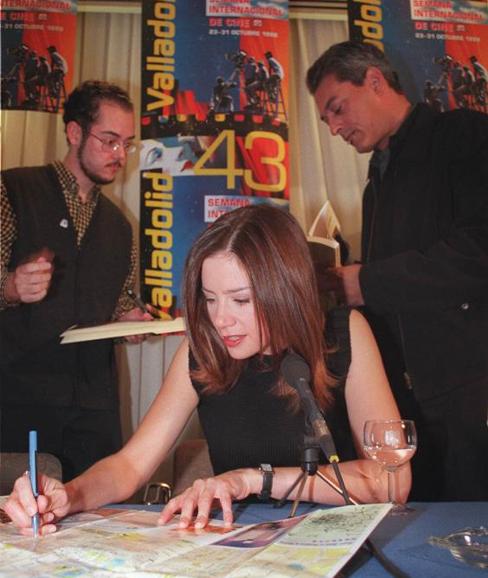 La actriz Mira Sorvino firma autógrafos en la Seminci. Detrás, el escritor Paul Auster.