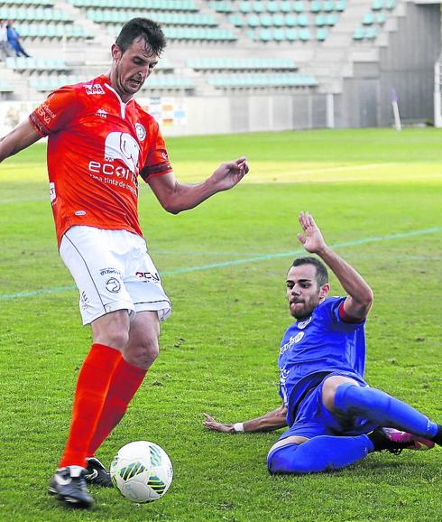 Antonio León despeja ante un rival del Cristo Atlético.