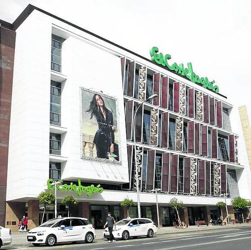 Edificio de El Corte Inglés en la calle María Auxiliadora. 