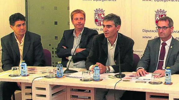 Desde la izquierda, Juan José Escobar Sanz, Alfonso Gil Benito, Javier Tejedor, Jaime Pérez, Beatriz Serrano y Jesús Gómez Grande, en la presentación. 
