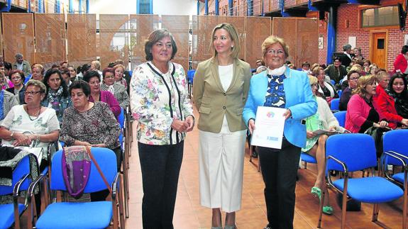 La consejera Alicia García, flanqueada por Juana Borrego (derecha) y Elena García Gil. M. Rico