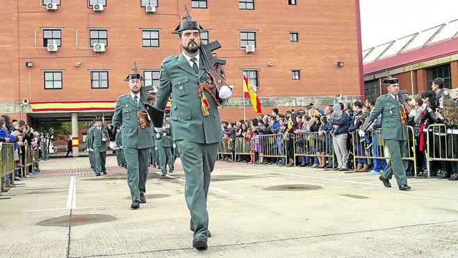 El público contempla el desfile de los agentes de la Guardia Civil tras finalizar el acto institucional que se desarrolló en el pabellón de la Comandancia.