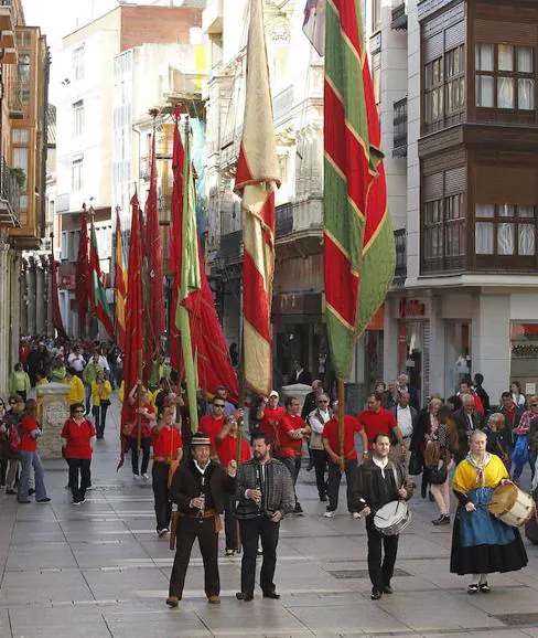 Desfile de pendones de León, Palencia y Zamora en abril.