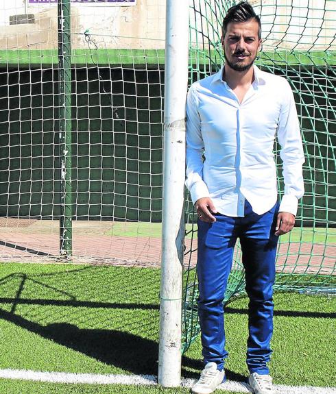 Rubén de la Barrera, técnico de la Cultural, posa en el Municipal en su etapa como preparador del CDGuijuelo .