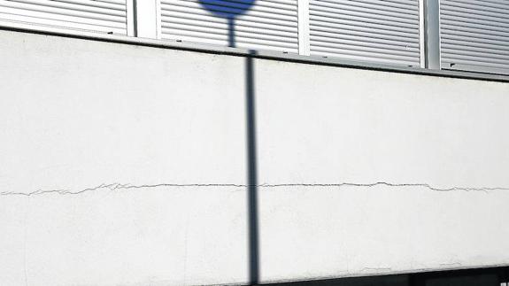 Grietas en un edifcio del campus de La Yutera.