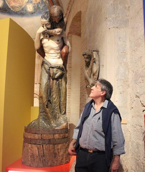 : El escultor Ricardo Flecha, junto a su obra 'San Julián' en la exposición de Las Edades del Hombre de Toro.