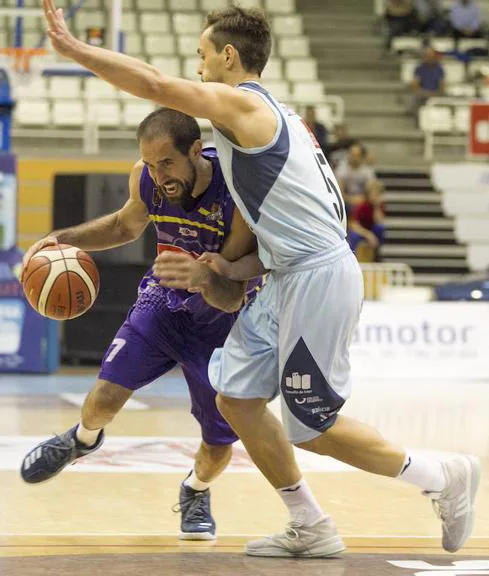 Romà Bas trata de superar al jugador del Breogán Lugo Rafa Huertas, este martes en el Pazo dos Deportes de Lugo. 