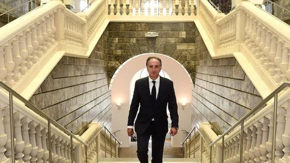 El magistrado presidente de la Audiencia de Burgos, Mauricio Muñoz, se dirige a su despacho, ubicado en la sede del Tribunal Superior de Justicia de Castilla y León. 