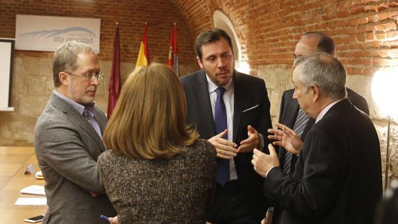Saravia, Puente y Gato hablan con otros miembros del consejo de Alta Velocidad, antes de la reunión celebrada el pasado febrero.