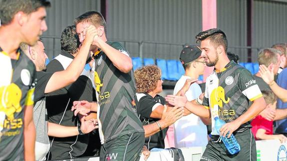 Vitolo, a la derecha, durante un partido de esta temporada con Unionistas. 