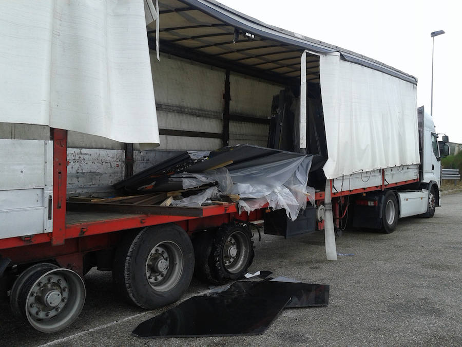 Camión accidentado, con las ruedas reventadas. 