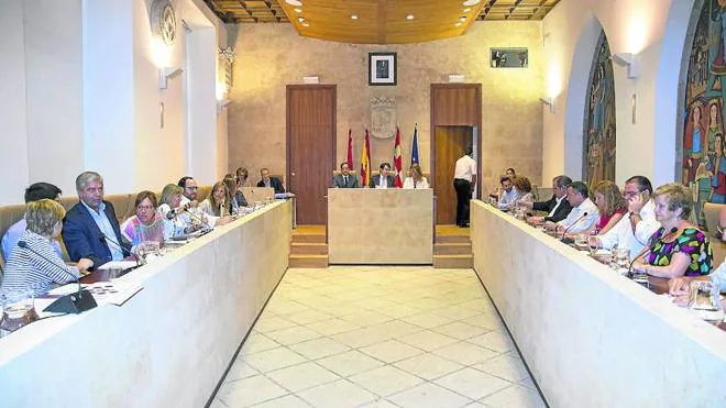 Sesión plenaria del Ayuntamiento de Salamanca con la asistencia de los concejales de los cuatro grupos municipales.