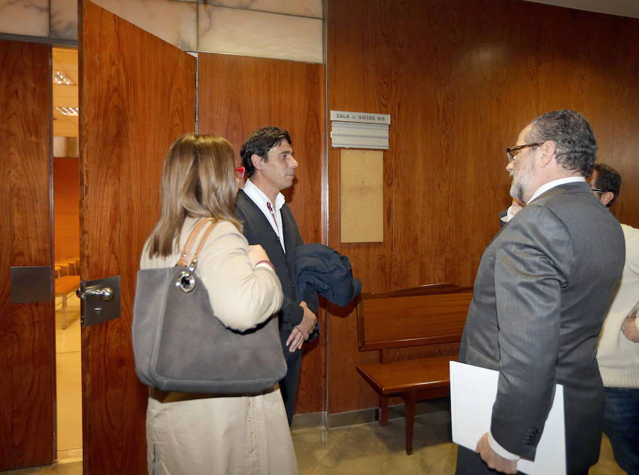 Lino Rodriguez y su esposa, junto a su abogado, esperan para declarar en el juzgado. Henar Sastre