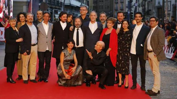 El director de la Seminci, el alcalde de la ciudad y la concejala de Cultura posan en la alfombra roja con el equipo de 'Las furias', película con la que se inaugura esta 61 edición del festival.