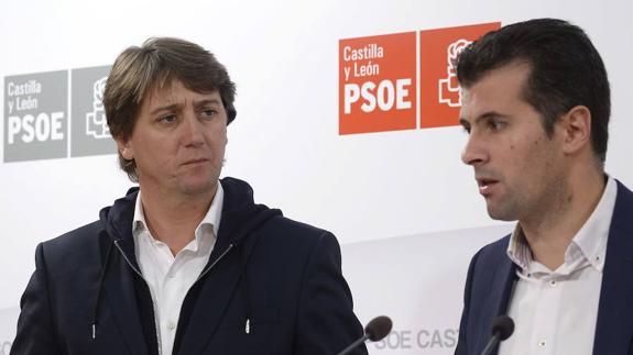 El secretario general del PSOE de Castilla y León, Luis Tudanca, junto al alcalde de Soria, Carlos Martínez, durante la rueda de prensa ofrecida en Valladolid