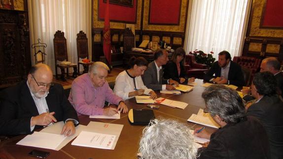 Reunión de la Mesa en el Ayuntamiento.