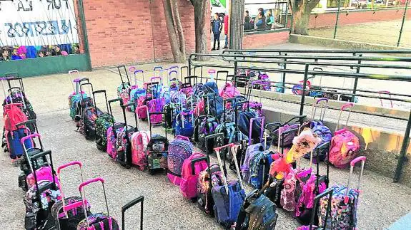 Mochilas en el colegio durante la concentración del viernes. 