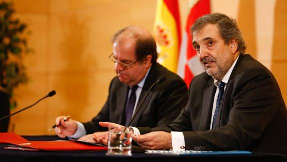 Herrera y Gilpérez firman el convenio.