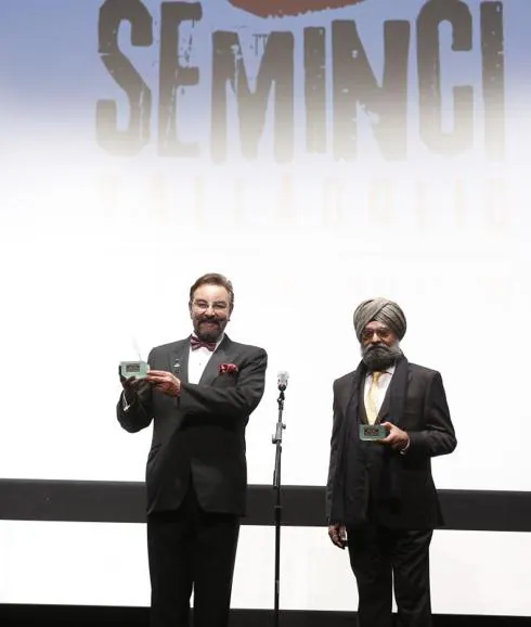El actor Kabir Bedi y el productor Bobby Bedi posan con sus Espigas de Oro de la Seminci.