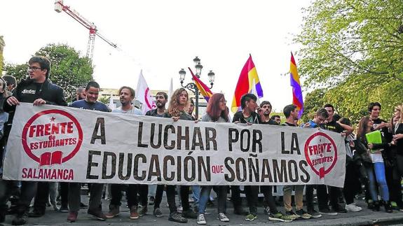 Manifestación en la plaza de Los Bandos convocada por el Frente de Estudiantes y Fedampa. 