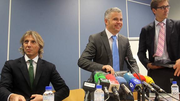 David López (i), Javier de la Orden y Adolfo López, socios de Verae, en una rueda de prensa.