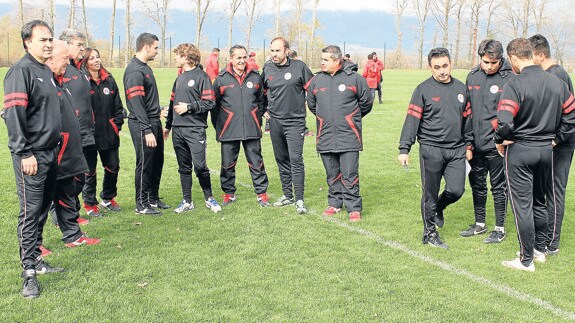 Los componentes del cuerpo técnico que acompaña a la selección de Castilla y León posa en el entrenamiento en Bansko