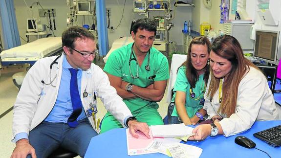 El doctor Arenillas, con otros profesionales del hospital, en el Servicio de Urgencias, puerta de entrada de los casos de ictus. 