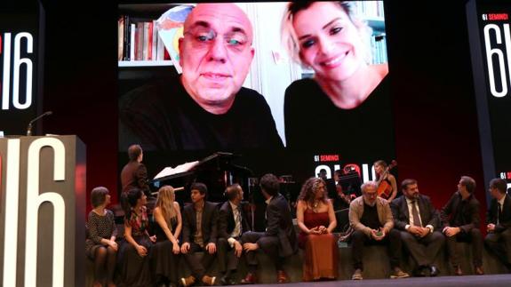Los premiados en la 61 Seminci observan al director Paolo Virzì y a la actriz Micaela Ramazzotti que agradecen, a través de un vídeo, los galardones a la película 'La pazza gioia'