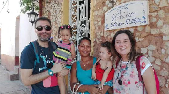 Luis (izquierda) y Beatriz (derecha) con Diumila y sus dos hijas, en Trinidad (Cuba)