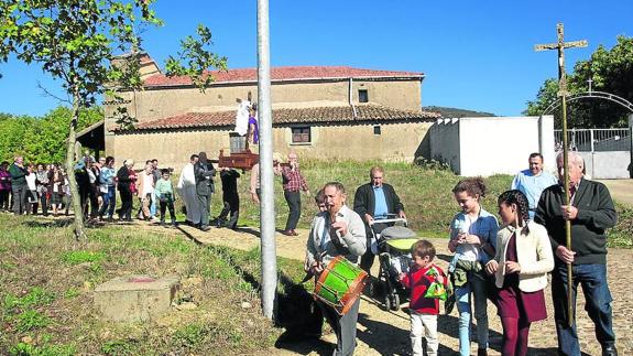 Procesión con la imagen del Cristo desde la iglesia, amenizada por el tamborilero.