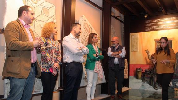 Asistentes al acto conmemorativo del decimoquinto aniversario del Aula Arqueológica. F. de los Reyes