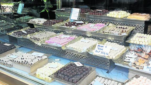 Dulces típicos de estas fechas, en el escaparate de la pastelería Polo.