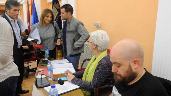 Julián Rodríguez,z, Teresa López, Jorge Barragán, Carmen Alonso y Alberto Arranz, estos tres últimos de Gana Medina, en el pleno de ayer.