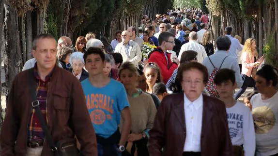 Uno de los paseos del cementerio municipal de Segovia repleto de visitantes en el día de Todos los Santos.