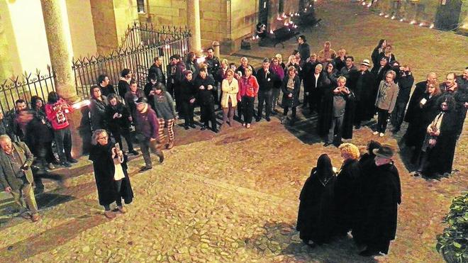 Algunos de los participantes en la Noche de Almas Blancas que se celebró ayer en Mogarraz durante el recorrido.