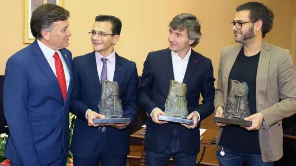 Los tres galardonados, junto al presidente de la Diputación (a la izquierda). 
