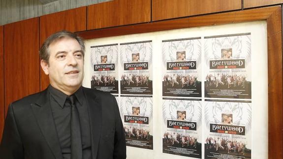 Ramón Margareto, en el Teatro Ortega, con los carteles de su nueva película 'Bollywood made in Spain'.Antonio Quintero