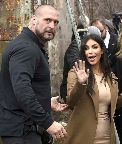 Kim Kardashian y su guardaespaldas Pascal Duvier. 
